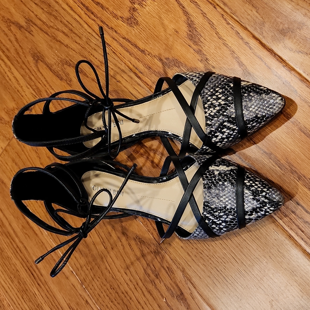 Women's flat dress shoe